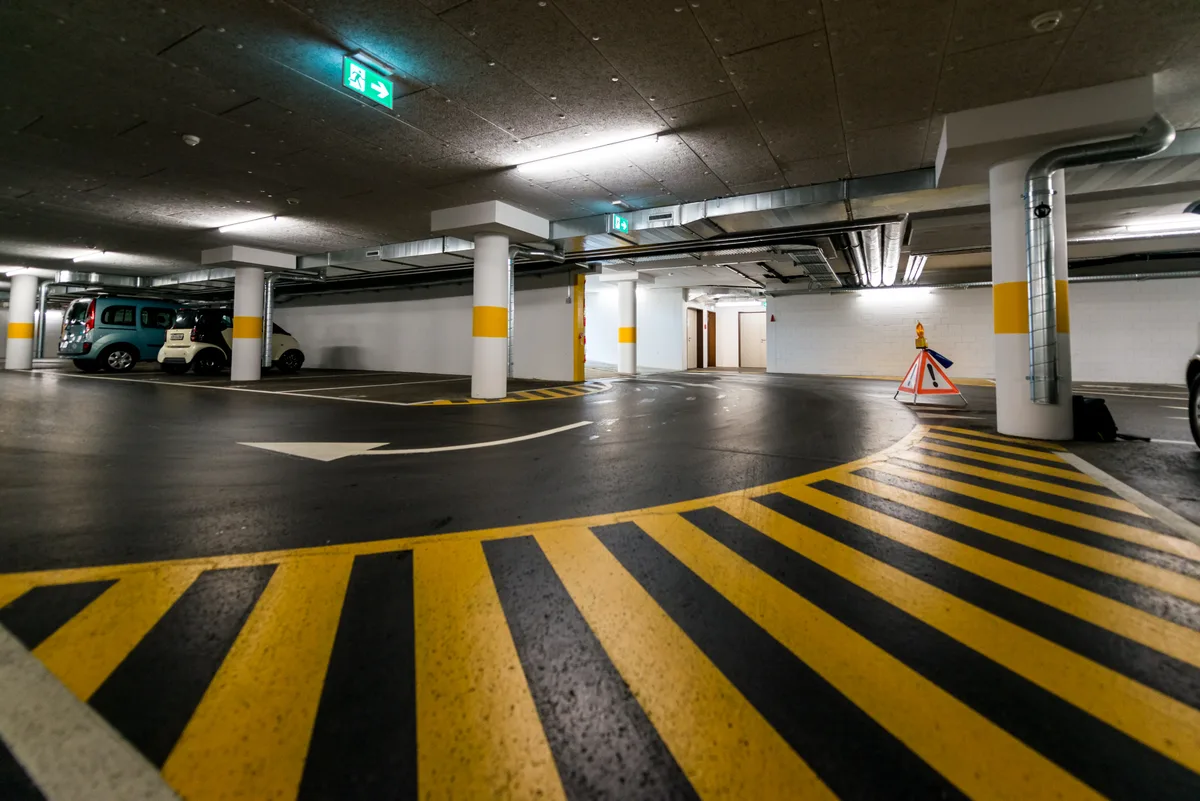 Ein Parkleitsystem soll künftig in Uster anzeigen, wo es noch freie Plätze hat wie hier im  Coop-Parkhaus. Einfahrt in das Parkhaus des Coop in Uster.